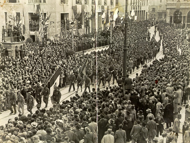 Fig. 3. Piacenza, 5 maggio 1945. Sfilata della smobilitazione [Archivio Anpi Piacenza, Fondo Comando Unico]. 